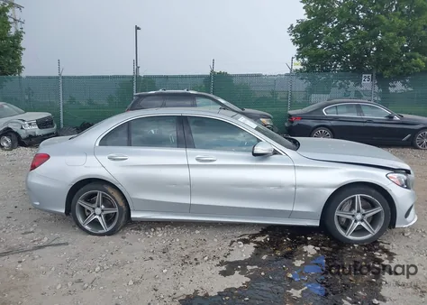 2015 Mercedes-Benz C 300 4Matic/Luxury 4Matic/Sport 4Matic z USA, uszkodzony, nr VIN 55SWF4KB1FU009166